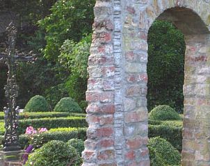Oude poort in tuin van Huisje in Drogeham, vakantiehuis in Friesland met historische charme.