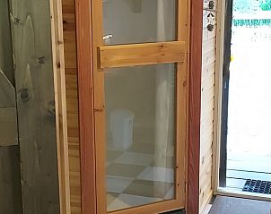 Douche in Vakantiehuisje in Drogeham, Friesland, met houten details en natuurlijke lichtinval.