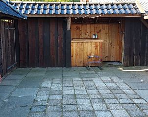 Ruime buitenruimte bij Vakantiehuisje in Drogeham, Friesland, perfect voor ontspanning in de frisse lucht.