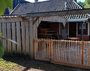 Landelijk terras bij Vakantiehuisje in Drogeham, Friesland, omgeven door natuur en rust.