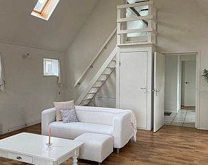 Lichte woonkamer van Huisje in Longa met moderne inrichting op het Friese platteland.