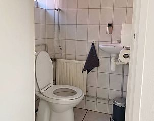 Moderne badkamer met toilet in vakantiehuis Huisje in Longa, Friesland.