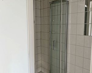 Stijlvolle douche in Huisje in Longa, Friesland, voor een verfrissende start van de dag.