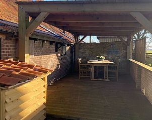 Overdekt terras in Huisje in Longa, Friesland, perfect voor buitenmaaltijden.