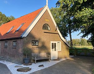 Buitenkant van Huisje in Longa met charmante architectuur op het Friese platteland.