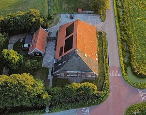 Uitzicht van boven op Huisje in Longa, omgeven door natuur en rust in Friesland.