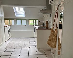 Moderne keuken in Vakantiehuisje in Longa met veel lichtinval en uitzicht op de tuin.