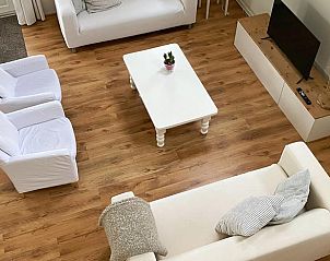 Bovenaanzicht van de woonkamer in Vakantiehuisje in Longa met stijlvolle inrichting.