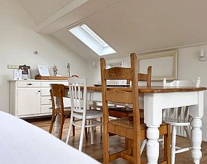 Eethoek in Vakantiehuisje in Longa met houten tafel en comfortabele stoelen voor gezellige maaltijden.