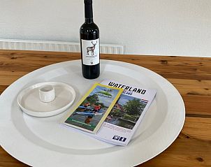 Welkomstpakket met wijn in Vakantiehuisje in Longa, ideaal voor gasten op het Friese platteland.