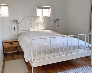 Stijlvolle slaapkamer in Vakantiehuisje in Longa met comfortabel tweepersoonsbed.