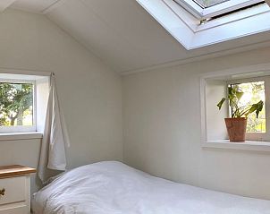 Gezellige eenpersoonskamer in Vakantiehuisje in Longa met uitzicht op de tuin.