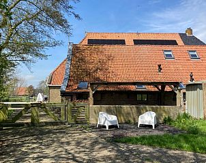 Achtertuin van Vakantiehuisje in Longa met ruime zitplek en uitzicht op het platteland.
