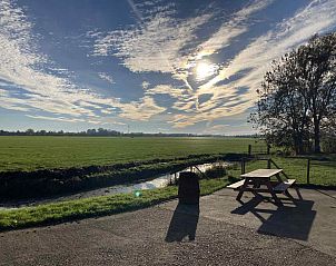 Ruime zolderkamer in vakantiehuis FR424 in Longa met houten balken en twee bedden.