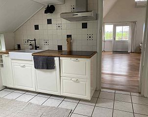 Lichte woonkamer in vakantiehuis FR424 in Longa met comfortabele banken en veel natuurlijk licht.