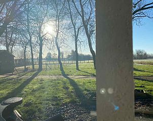 Goed uitgeruste keuken in vakantiehuis FR424 in Longa met uitzicht op het Friese platteland.