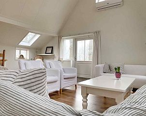 Bovenaanzicht van de woonkamer in vakantiehuis FR424 in Longa, Friesland met stijlvolle inrichting.