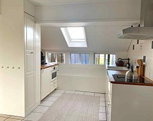 Comfortabele zithoek in de woonkamer van vakantiehuis FR424 in Longa, Friesland.