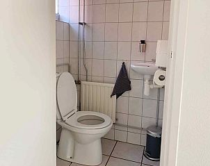 Zolderkamer met twee bedden in vakantiehuis FR424 in Longa, ideaal voor gezinnen.