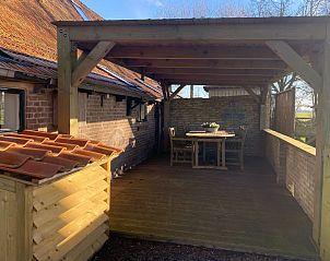 Slaapkamer in vakantiehuis FR436, Longa, met een elegant metalen bed en houten vloer.