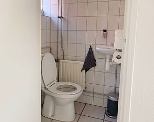 Stijlvolle woonkamer in vakantiehuis FR436, Longa, met veel natuurlijke lichtinval.