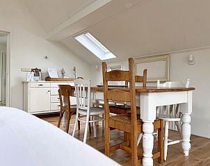 Zolderkamer in vakantiehuis FR436, Longa, met twee bedden en een rustiek interieur.