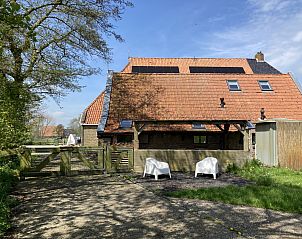 Picknicktafel bij vakantiehuis FR436 in Longa, met uitzicht op het Friese platteland.