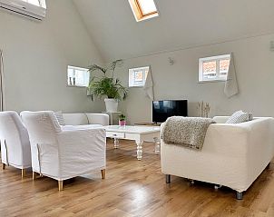 Luchtfoto van vakantiehuis FR436 in Longa, omgeven door uitgestrekte groene velden.