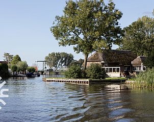 Sfeervol kanaal bij vakantiehuis FR365 in Sonnega, Friesland.