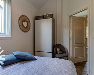 Rustieke tafel op het terras van vakantiehuis FR365 in Friesland.