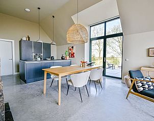 Gezellige eetruimte in Huisje in Wytgaard, vakantiehuis op het Friese platteland, Friesland.