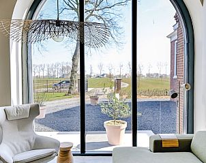 Lichte binnenruimte in Huisje in Wytgaard, vakantiehuis in Friesland met grote ramen en uitzicht.