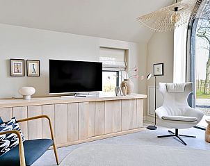 Stijlvolle zithoek in Huisje in Wytgaard, vakantiehuis in Friesland met moderne inrichting.