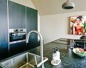 Moderne keuken in Huisje in Wytgaard, vakantiehuis op het Friese platteland, Friesland.