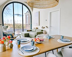 Gezellige eettafel in Huisje in Wytgaard, vakantiehuis op het Friese platteland, Friesland.