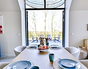 Eetruimte met uitzicht in Huisje in Wytgaard, vakantiehuis in Friesland met terras.