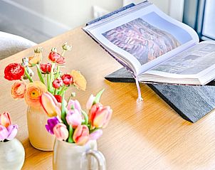 Frisse bloemen op tafel in Huisje in Wytgaard, vakantiehuis in Friesland voor een kleurrijk verblijf.