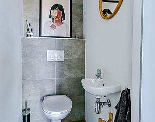 Moderne badkamer in Huisje in Wytgaard, vakantiehuis op het Friese platteland, Friesland.