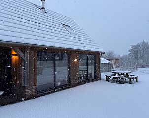 Sneeuw bedekt terras van Vakantiehuis in Surhuisterveen op het Friese platteland.