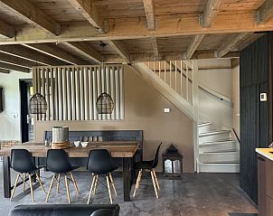 Eetkamer en trap in Vakantiehuis in Surhuisterveen, sfeervolle inrichting, Friesland.