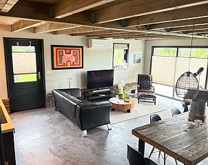 Open woonkamer in Vakantiehuis in Surhuisterveen met veel lichtinval, Friesland.