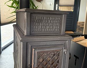 Authentieke houtkachel in Vakantiehuis in Surhuisterveen, warme sfeer, Friesland.