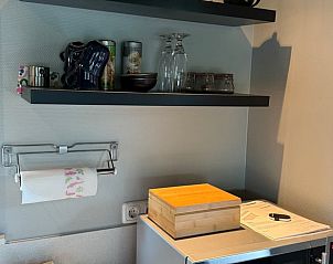 Keukenplanken in Vakantiehuis in Surhuisterveen met servies en kruiden, Friesland.