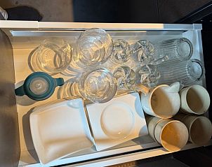 Servieslade in Vakantiehuis in Surhuisterveen, compleet met glazen en kopjes, Friesland.