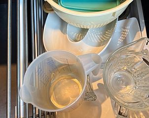 Lade met schalen en maatbekers in Vakantiehuis in Surhuisterveen, Friesland.