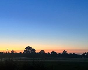 Adembenemende zonsondergang in Surhuisterveen, Friesland, bij Huisje in Surhuisterveen.