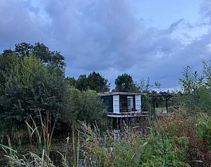 Huisje in Surhuisterveen omgeven door weelderige natuur in het Friese platteland, Friesland.