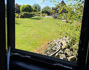 Uitzicht op de tuin vanuit Huisje in Surhuisterveen in het Friese platteland, Friesland.