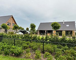 Rustieke gebouwen bij Huisje in Surhuisterveen op het Friese platteland, Friesland.