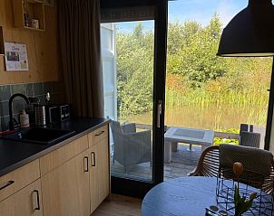 Eethoek met uitzicht op het terras bij Huisje in Surhuisterveen, Friesland.